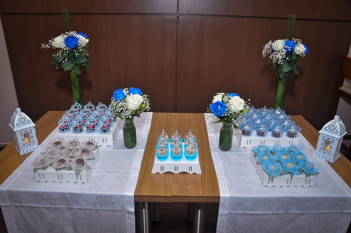 Mesa decorada para a festa do batizado do Matheus no festa no condomínio