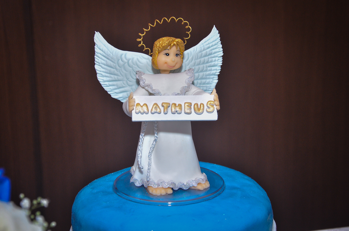 O anjinho em cima do bolo de batizado do Matheus festa no condomínio
