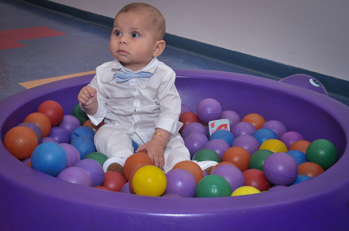 Matheus brinca na piscina de bolinha na festa de batizado festa no condomínio