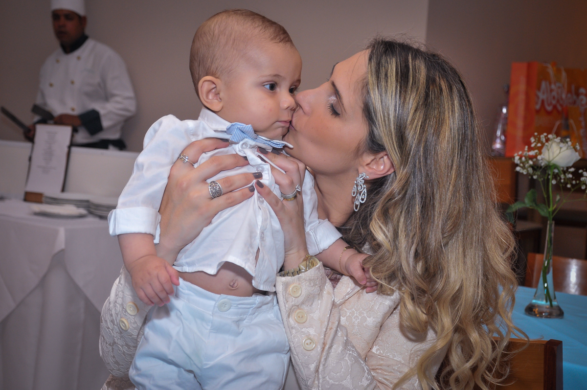 Matheus ganha beijinhos da madrinha no dia do seu batizado no festa no condomínio