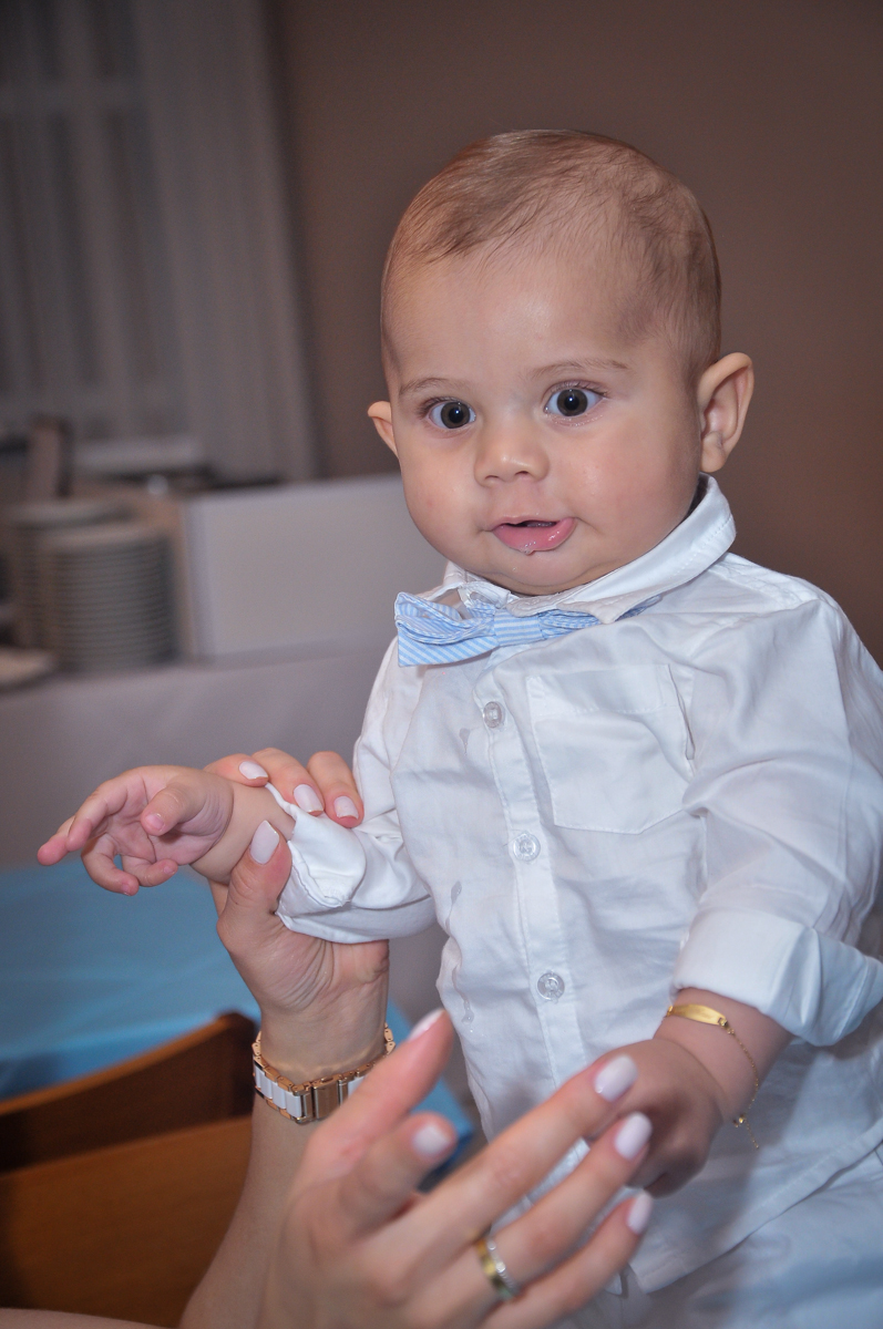 Matheus na mesa decorada em sua festa de batizado no  festa no condomínio