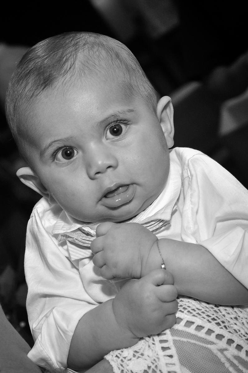 Matheus está lindo em sua festa de batizado festa no condomínio