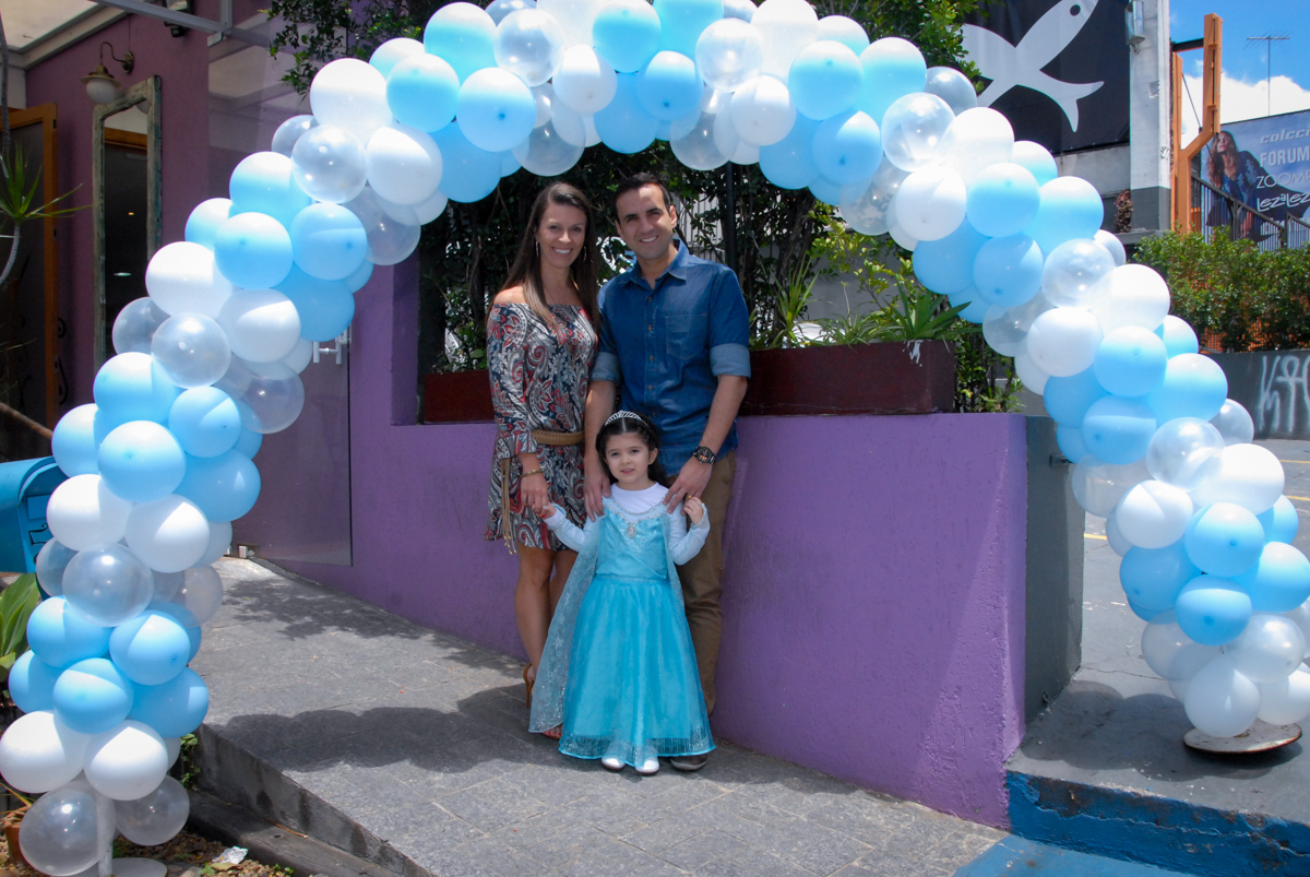 foto da família em frente ao buffet feliz da vida, butantã,sp