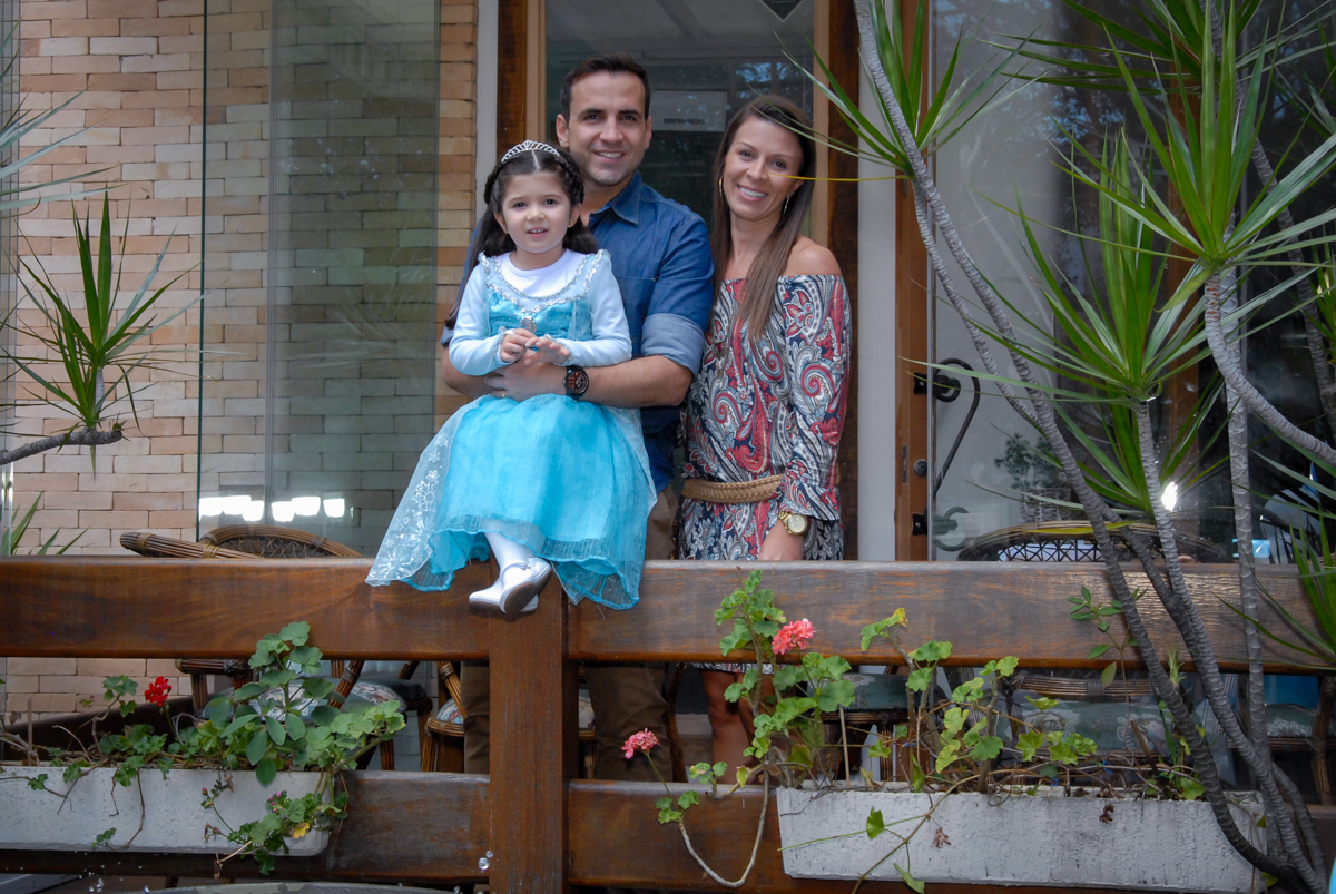 aniversariante e sua família são fotografados em frente ao buffet feliz da vida, butantã,sp