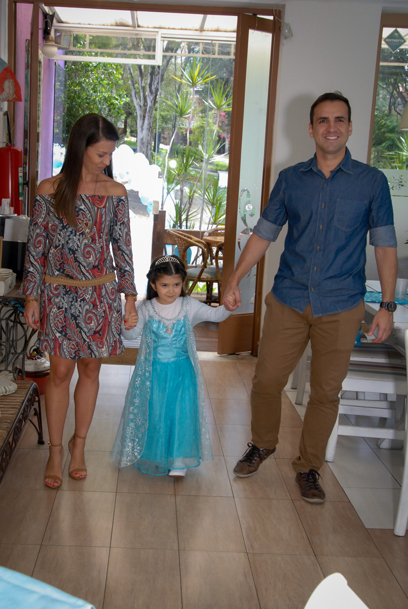 entrada da família para a festa da pietra tema frozen no buffet feliz da vida, butantã,sp