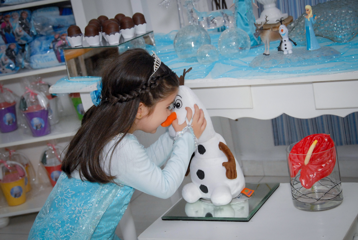 beijinho da aniversariante no nariz de cenoura do olavi no buffet feliz da vida, butantã,sp