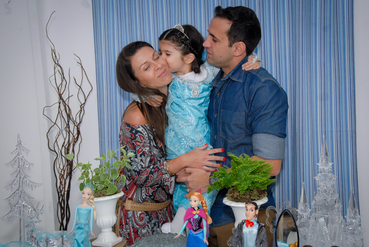 mamãe ganha beijinho da princesinha vestia de frozen no buffet feliz da vida, butantã,sp