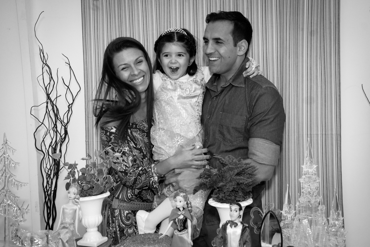 família feliz na mesa tema frozen no aniversário da pietra no buffet feliz da vida, butantã,sp