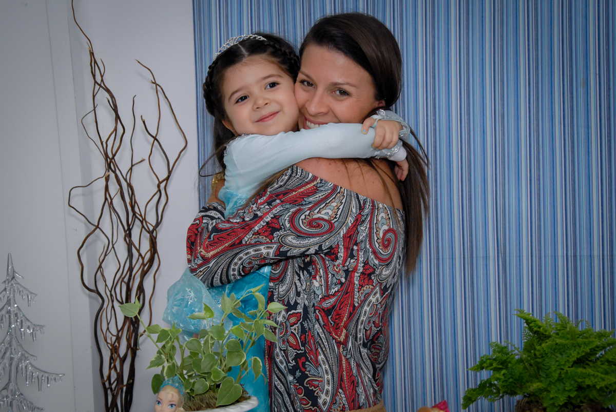 abraço gostoso a aniversariante vestida de frozen da em sua mãe no buffet feliz da vida, butantã,sp