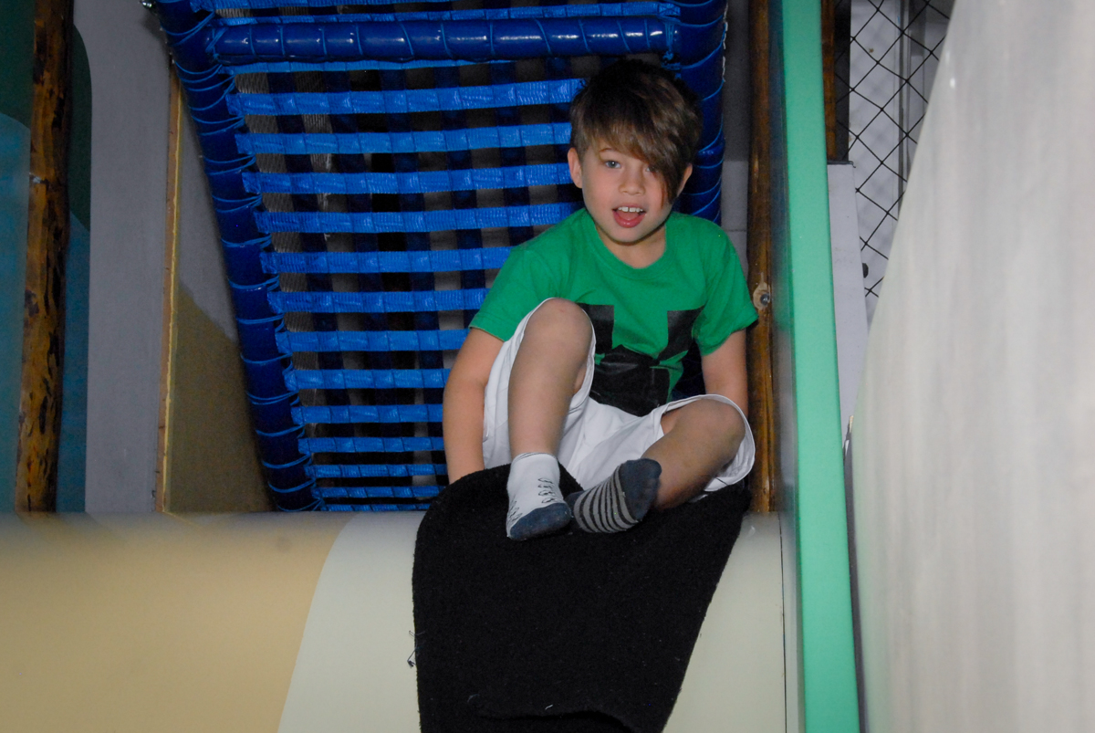 amiguinho se diverte no brinquedão no buffet feliz da vida, butantã,sp