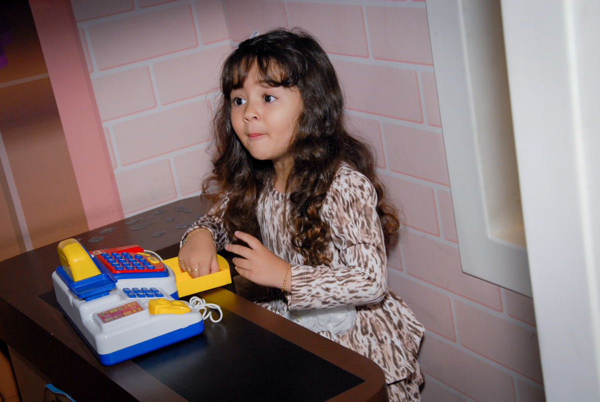 amiguinha brinca no mercadinho do buffet feliz da vida, butantã,sp