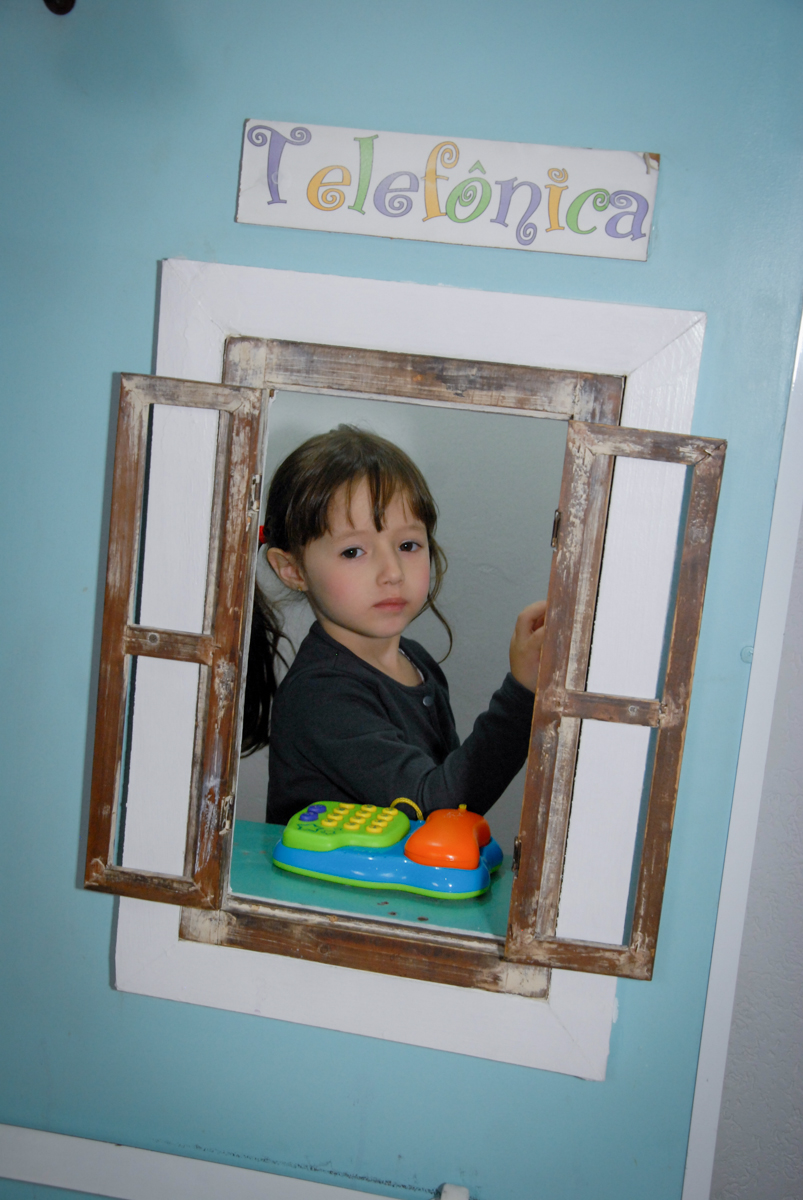 convidada brinca na cabine de telefone no buffet feliz da vida, butantã,sp