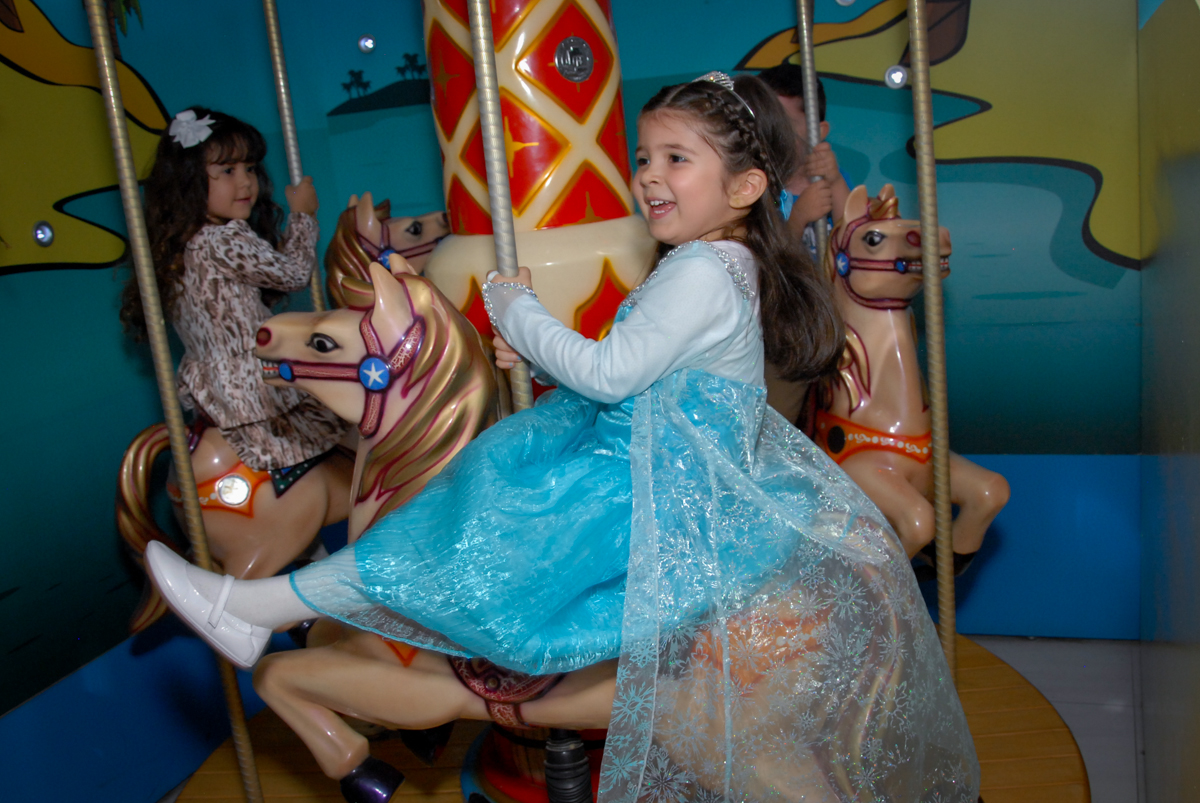 aniversariante vestida de elsa brinca no carrossel no buffet feliz da vida, butantã,sp