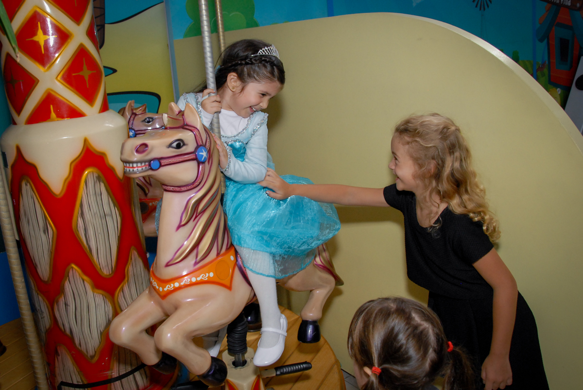 muitas risadas na festa da pietra tema frozen no buffet feliz da vida, butantã,sp