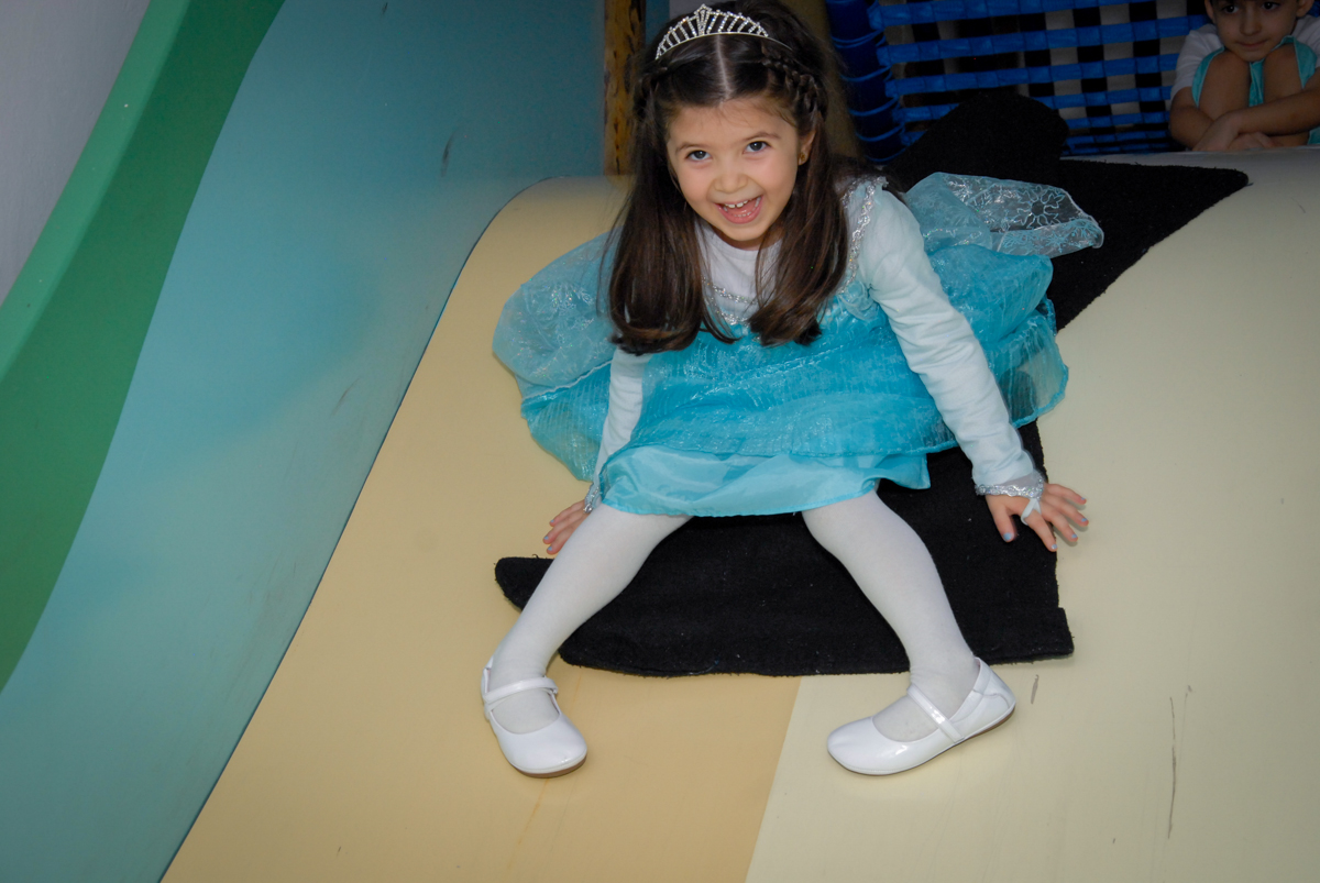 aniversariante vestida de elsa brinca no escorregador no buffet feliz da vida, butantã,sp