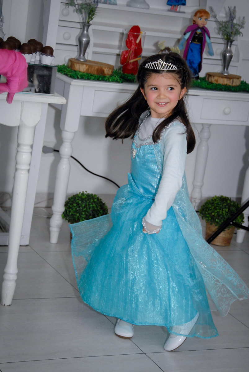 aniversariante vestida de elsa participa do show da frozen no buffet feliz da vida, butantã,sp