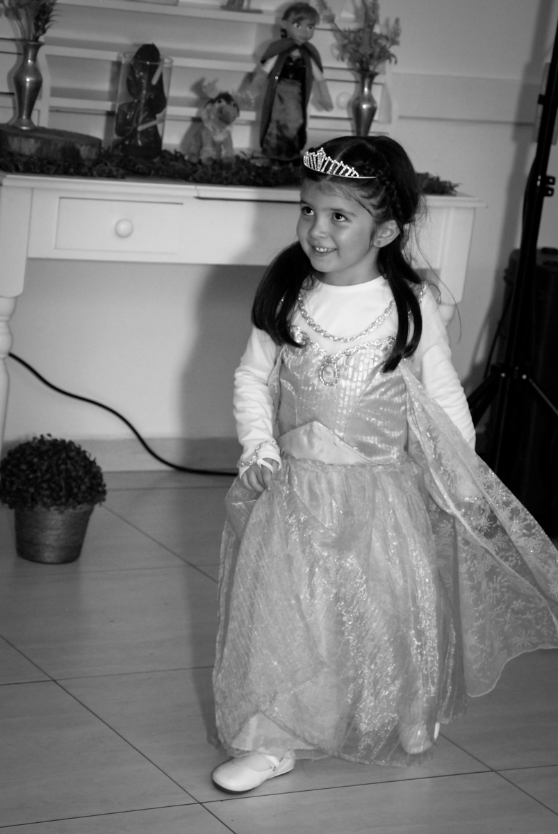 muita alegria da aniversariante ao participar do show da frozen no buffet feliz da vida, butantã,sp