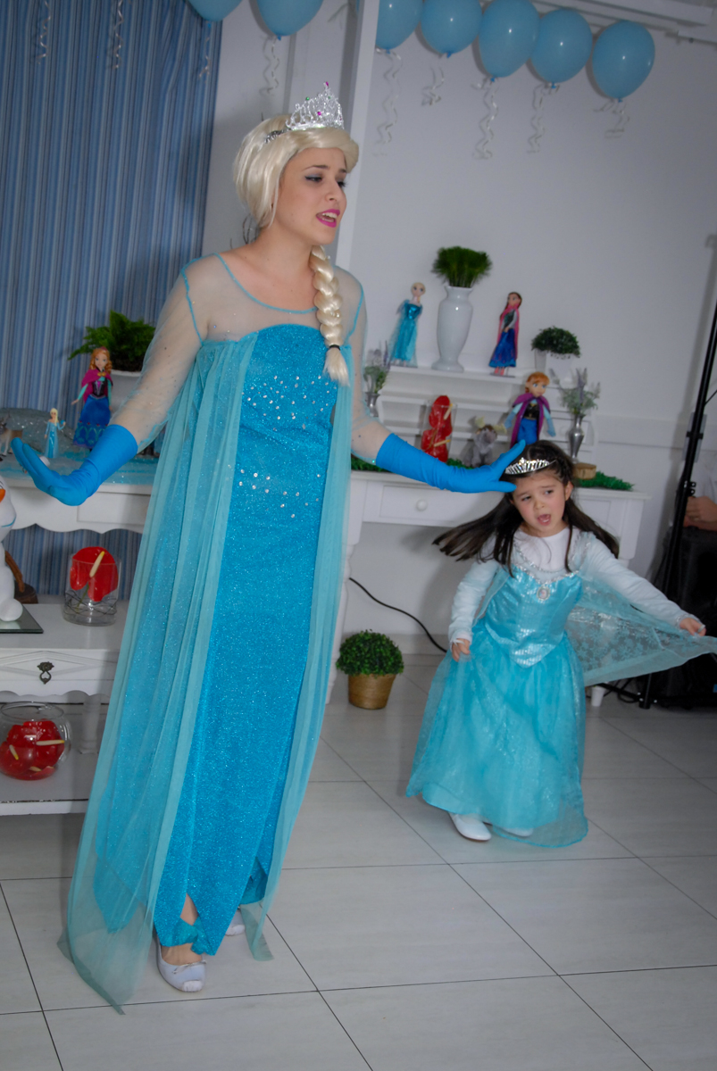 uma verdadeira artista a aniversariante participando do show da frozen no buffet feliz da vida, butantã,sp