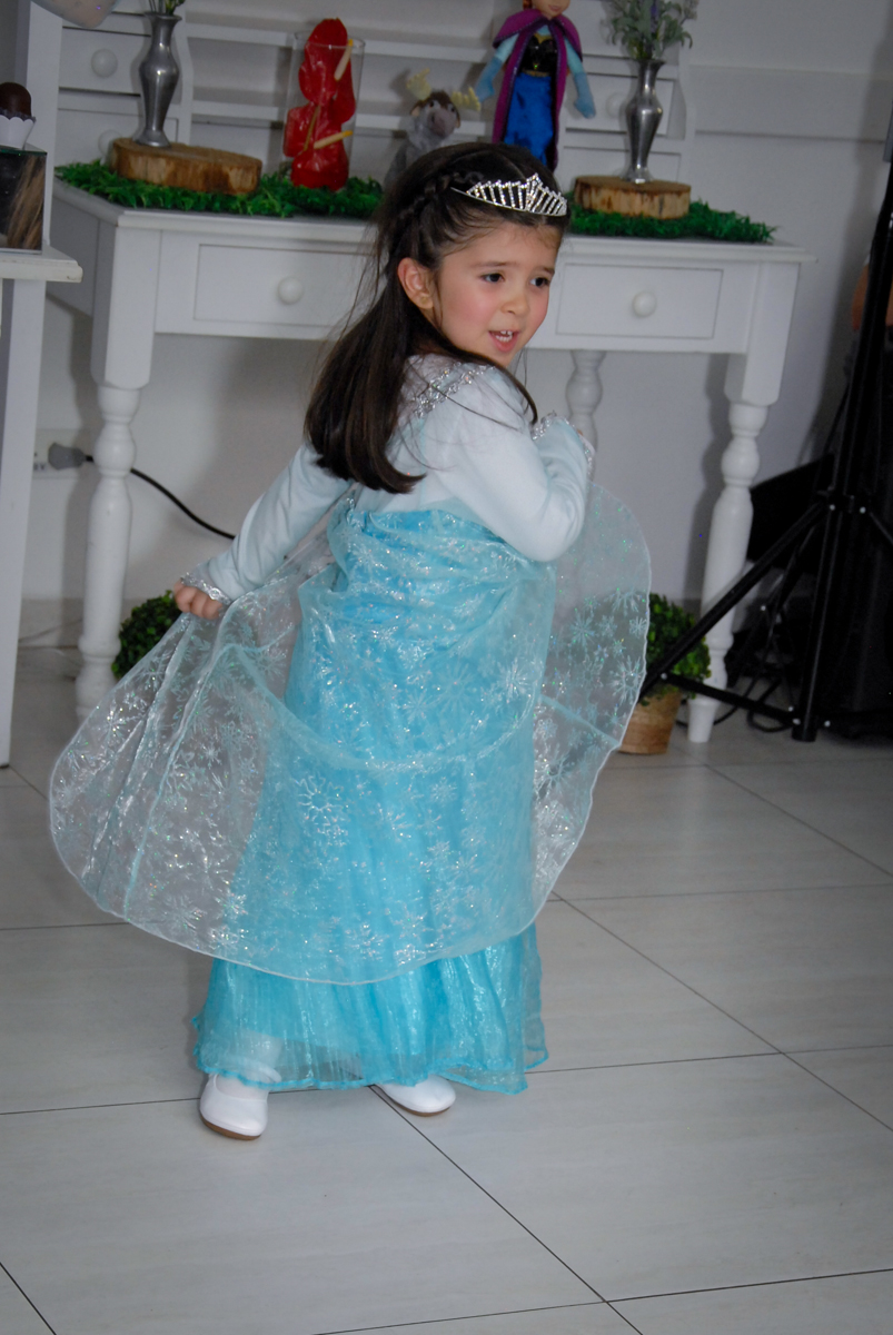 aniversariante canta no show da frozen