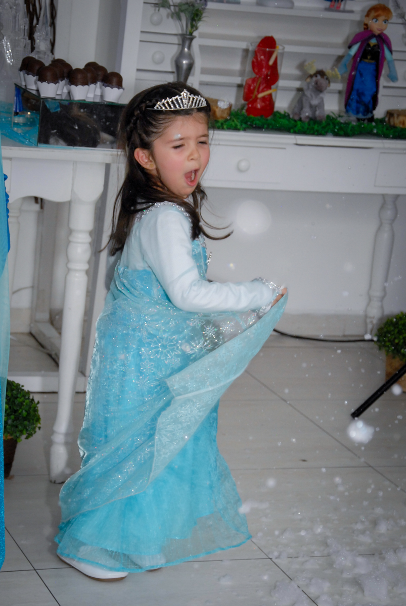 pietra vestida de elsa empolgada com o show da frozen no buffet feliz da vida, butantã,sp