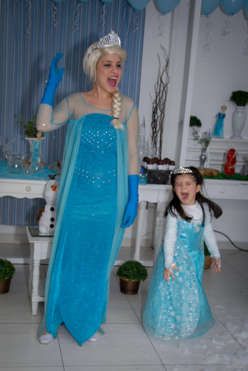 a elsa canta com a aniversariante no show da frozen no buffet feliz da vida, butantã,sp
