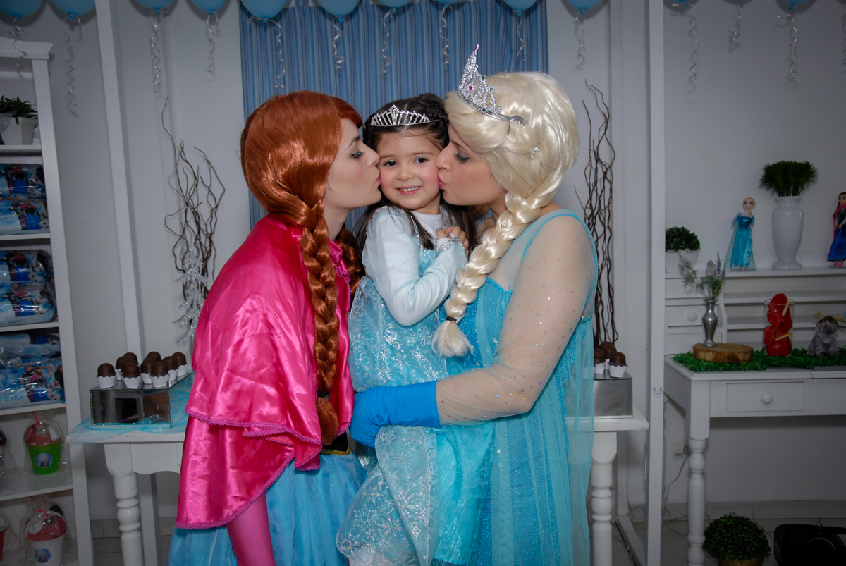 aniversariante ganha beijo sanduiche da ana e da elsa no buffet feliz da vida, butantã,sp