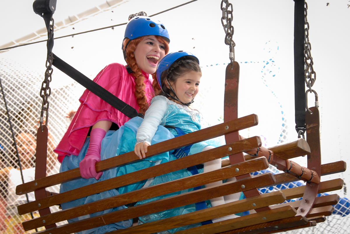 aniversariante vertida de elsa brinda com a ana no arvorismo no buffet feliz da vida, butantã,sp