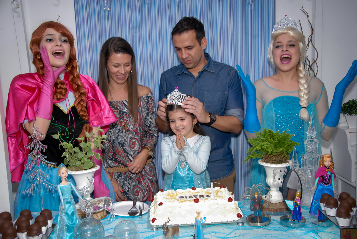 aniversariante é coroada em sua festa tema frozen no buffet feliz da vida, butantã,sp