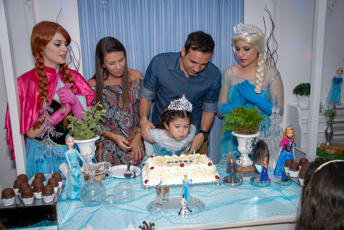 aniversariante assopra a velinha do bolo no  buffet feliz da vida, butantã,sp