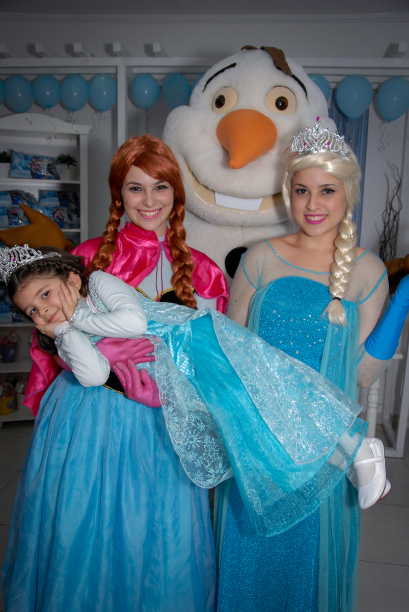 foto da aniversariante com a elsa a ana e o olavi no buffet feliz da vida, butantã,sp