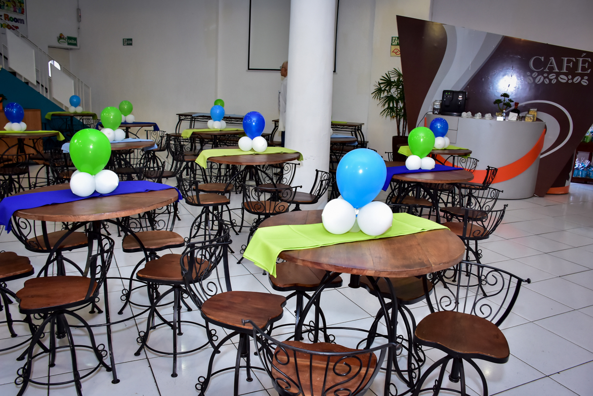 mesa decorada com bexiga no buffet fábrica da alegria morumbi,são paulo