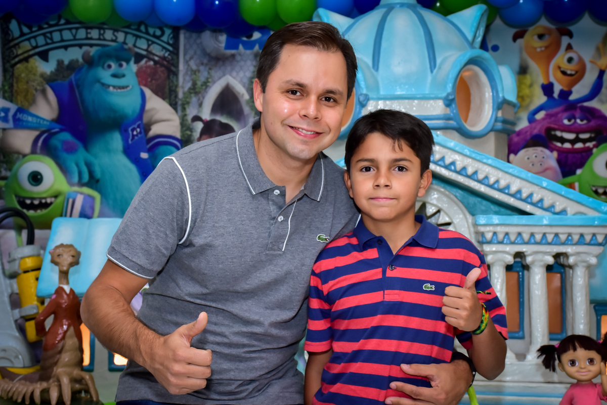 foto do aniversariante com seu pai na mesa decorada monstros s/a no buffet fábrica da alegria morumbi,são paulo