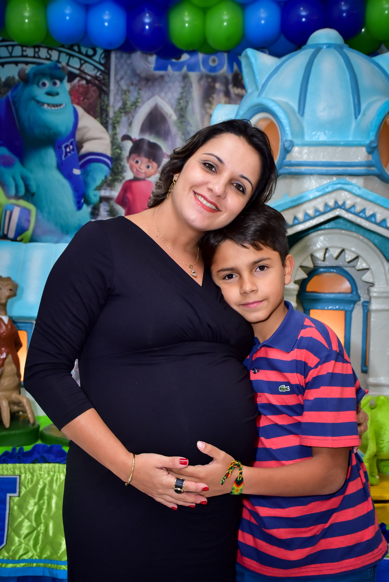 foto do aniversário do aniversariante com sua mãe na mesa decorada monstros s/a no buffet fábrica da alegria morumbi,são paulo