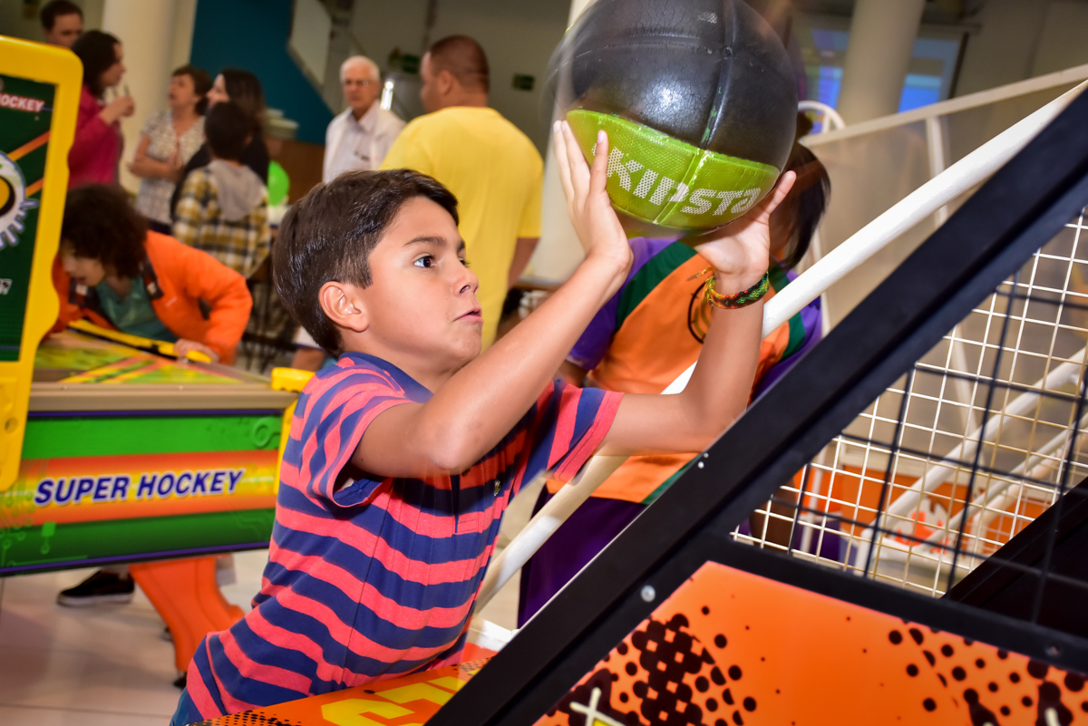 o aniversariante joga basquete no buffet fábrica da alegria morumbi,são paulo