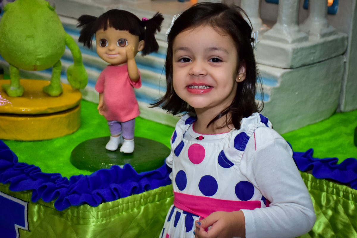 foto da convidada na mesa decorada monstros s/a no buffet fábrica da alegria morumbi,são paulo