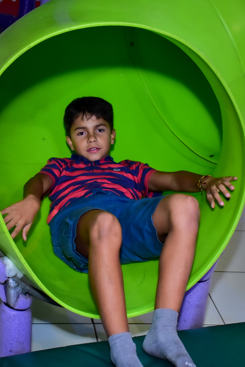 o aniversariante no escorregador no buffet fábrica da alegria morumbi,são paulo