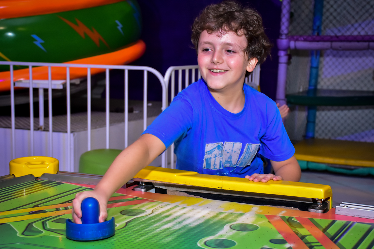 amiguinho brinca com o aniversariante de futebol de mesa no buffet fábrica da alegria morumbi,são paulo