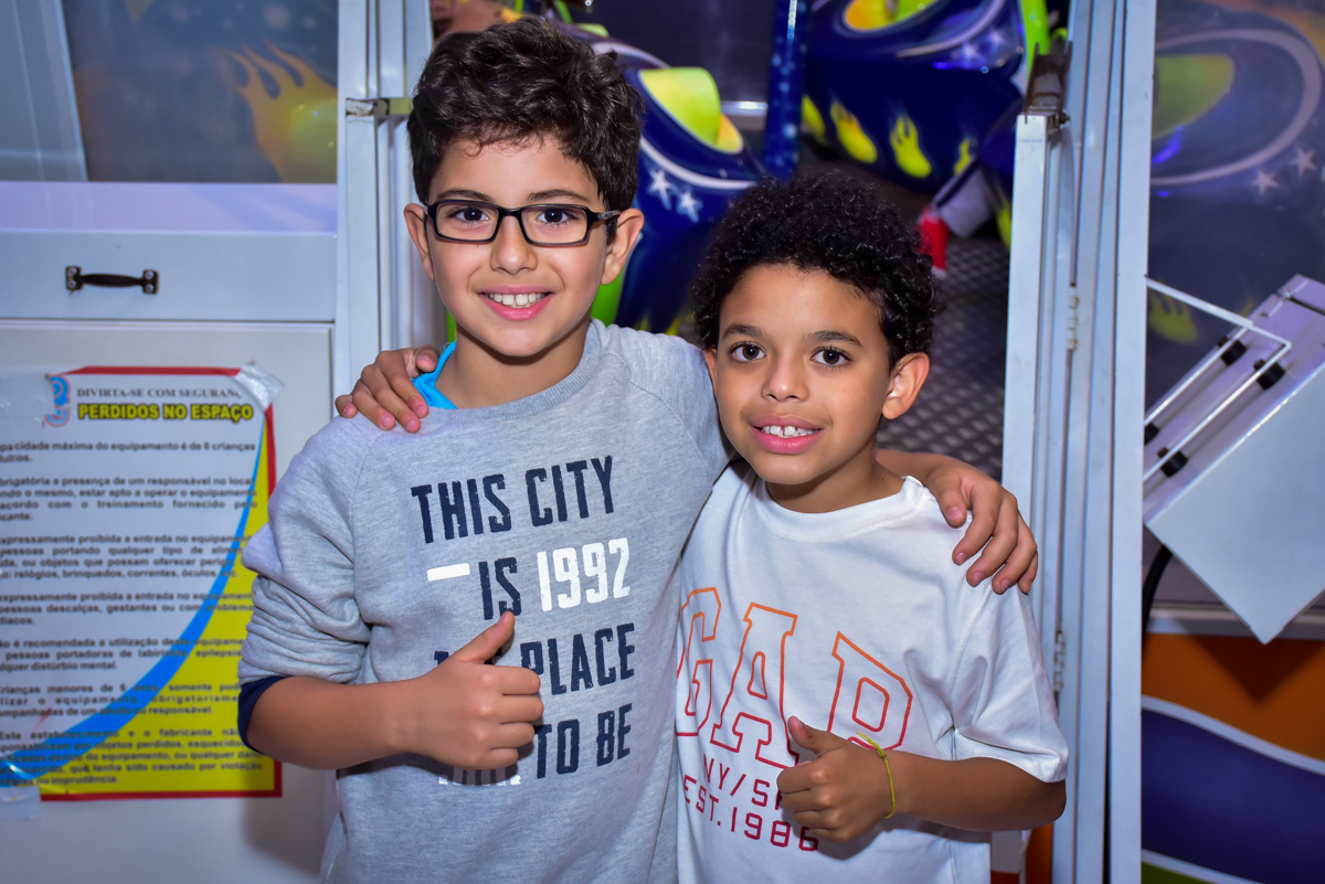 foto dos amigos convidados da festa do Eduardo no buffet fábrica da alegria morumbi,são paulo