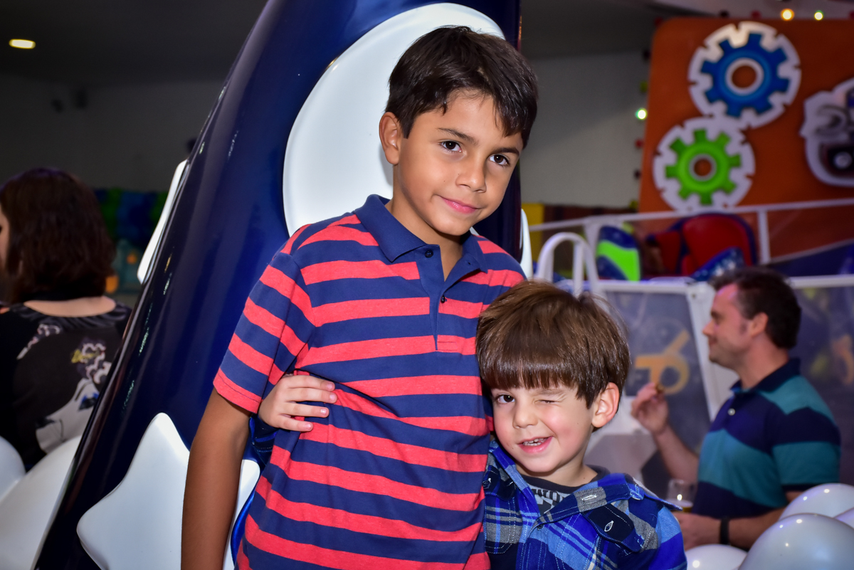 amiguinho é fotografado com o aniversariante no buffet fábrica da alegria morumbi,são paulo