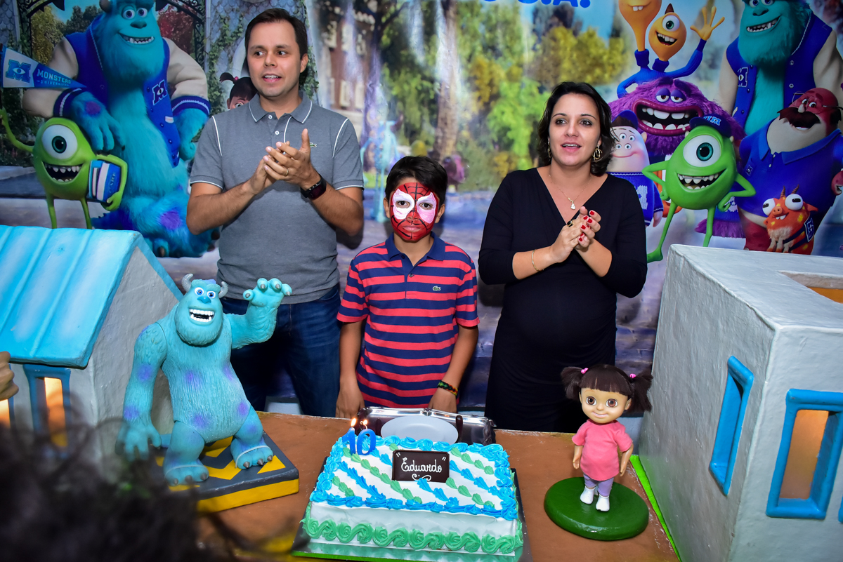 cantando parabéns para o aniversariante no buffet fábrica da alegria morumbi,são paulo