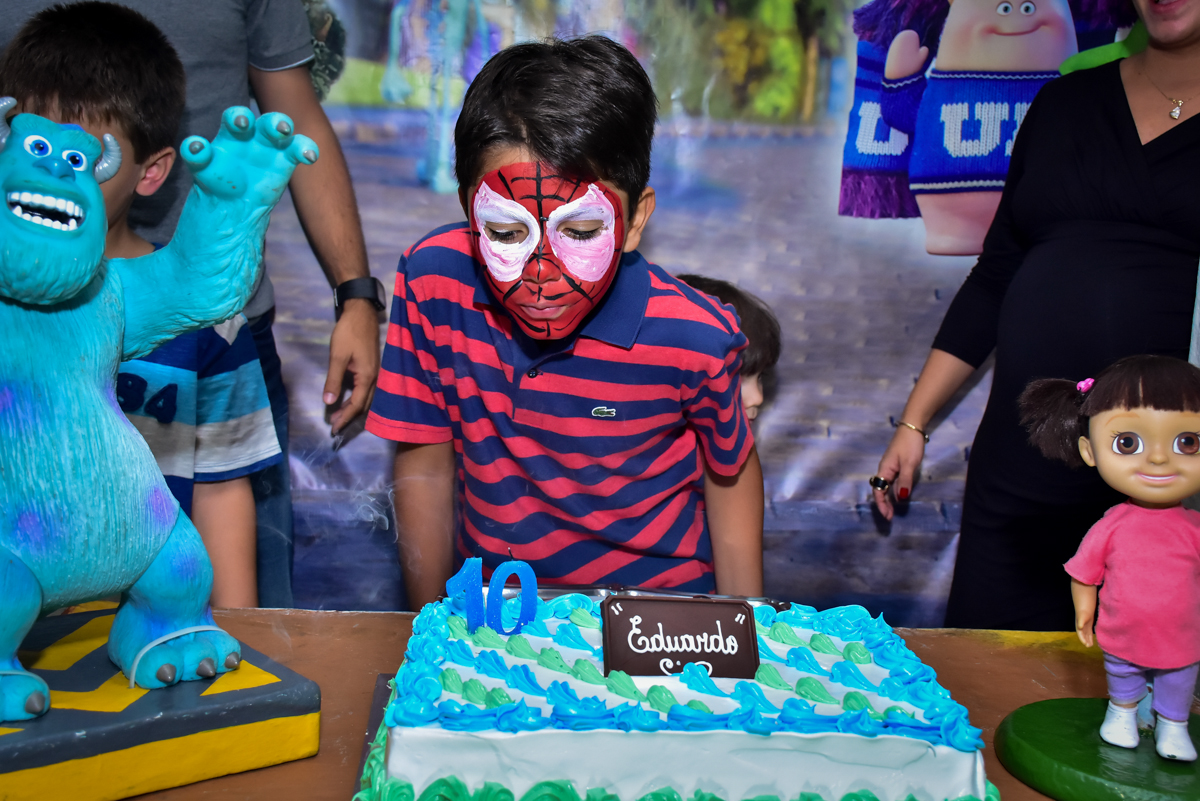 assoprando a velinha do bolo de aniversário no buffet fábrica da alegria morumbi,são paulo