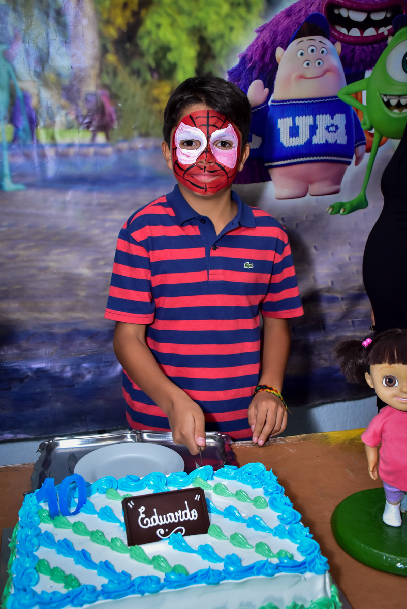 cortando o bolo de aniversário tema monstros s/a no buffet fábrica da alegria morumbi,são paulo