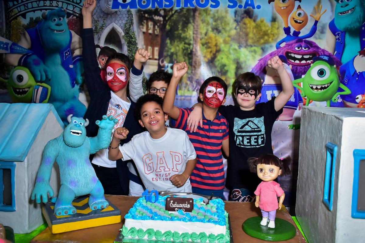 alegria do aniversariante com seus amigos no buffet fábrica da alegria morumbi,são paulo