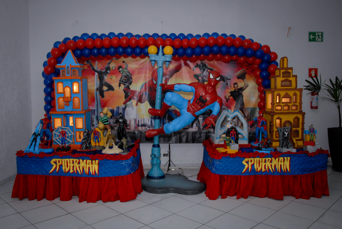 mesa decorada homem aranha no Buffet Fábrica da Alegria, Morumbi, São Paulo