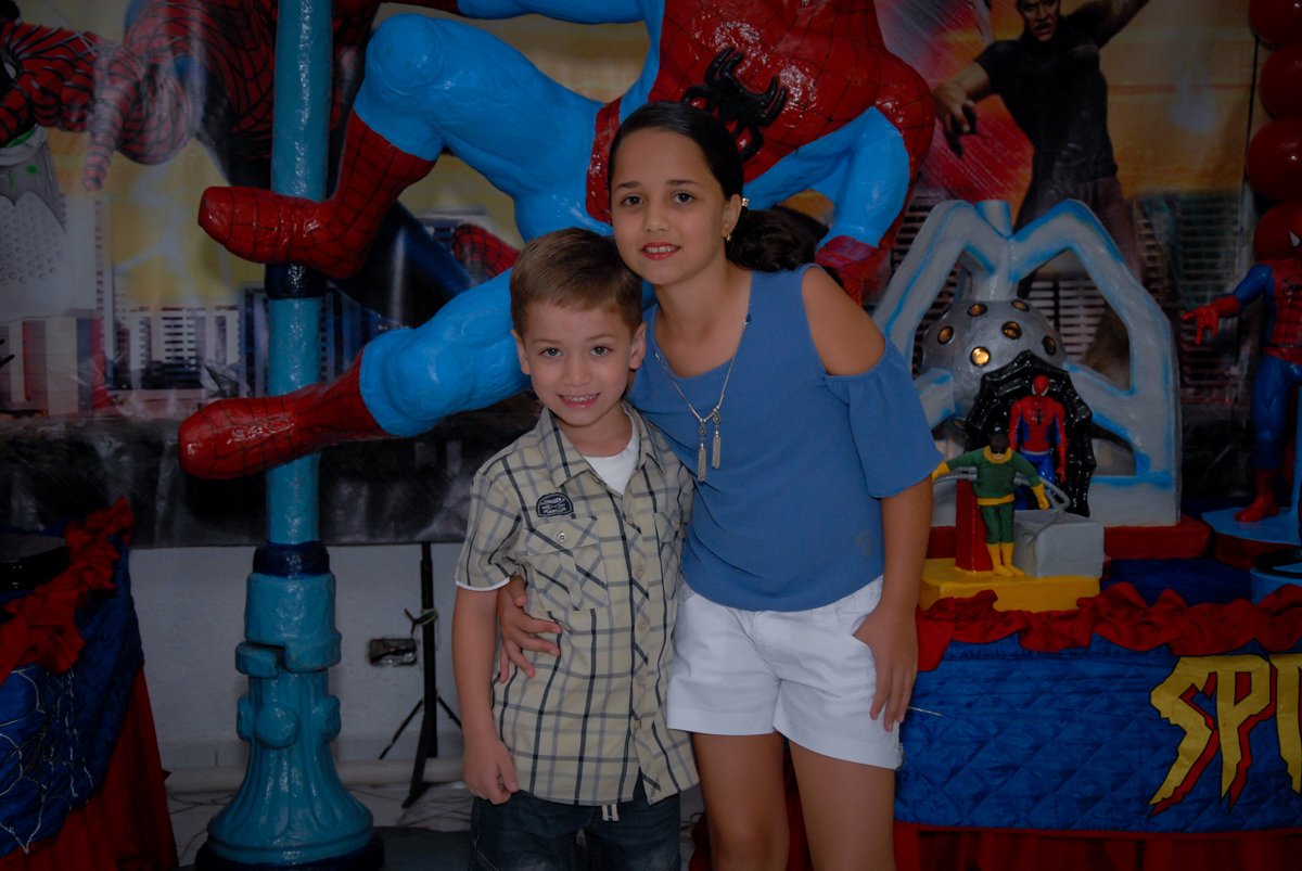 foto do aniversariante e sua irmã em frente a mesa decorada homem aranha no Buffet Fábrica da Alegria, Morumbi, São Paulo