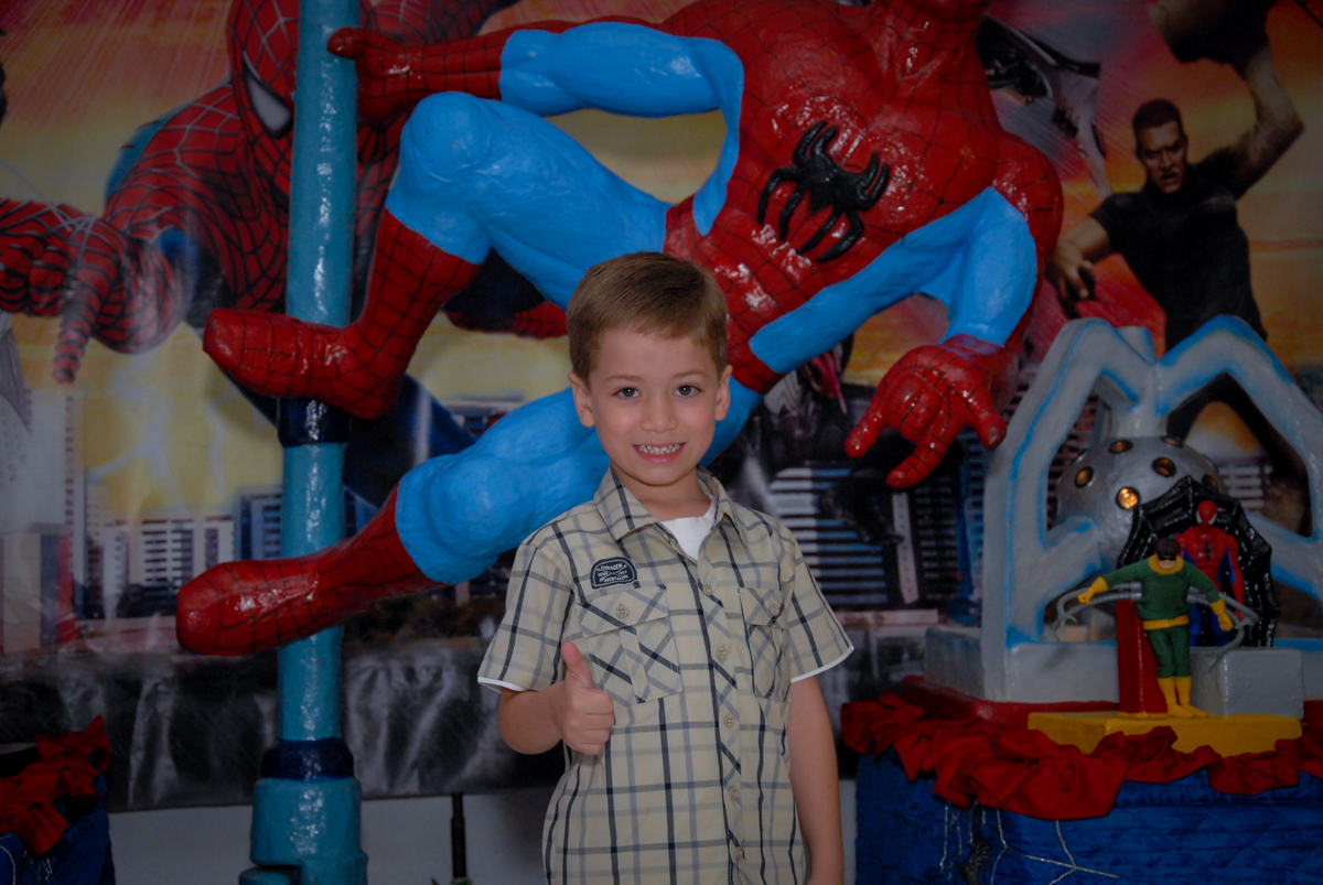 foto do aniversariante na mesa decorada homem aranha no Buffet Fábrica da Alegria, Morumbi, São Paulo