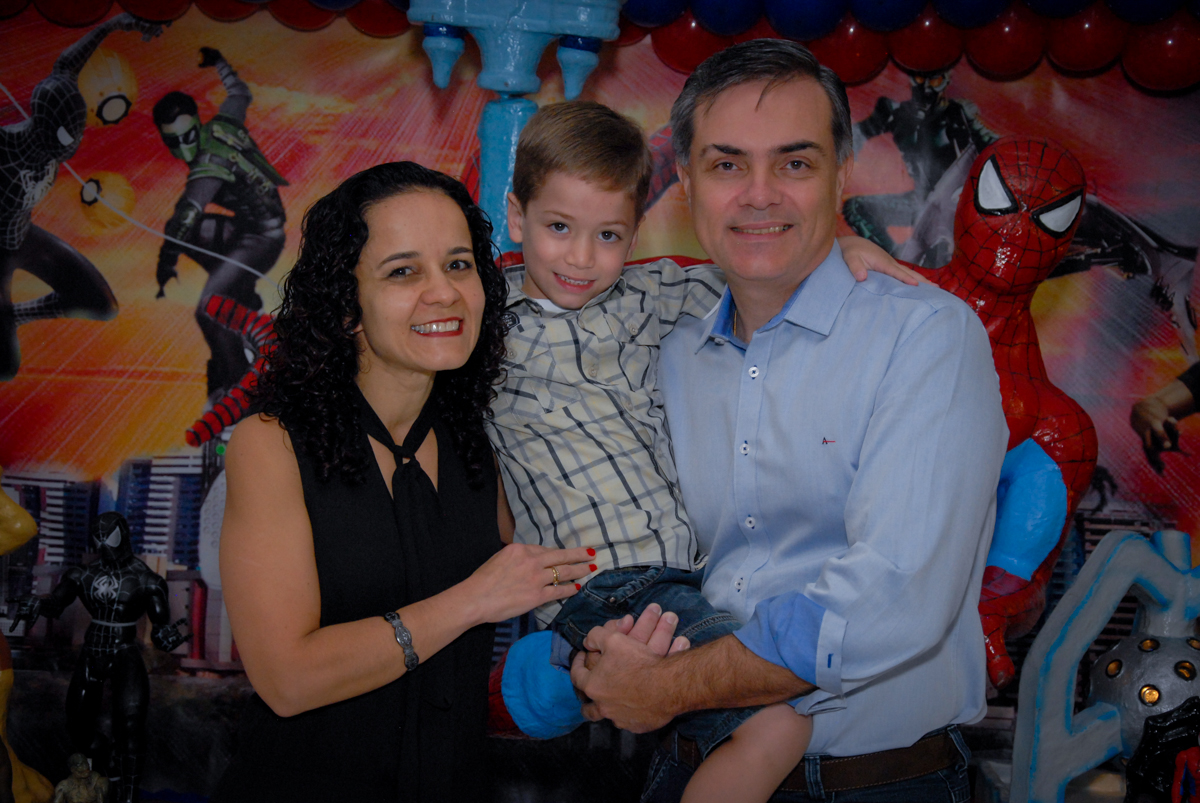 foto do aniversariante com seus pais na mesa decorada homem aranha no Buffet Fábrica da Alegria, Morumbi, São Paulo