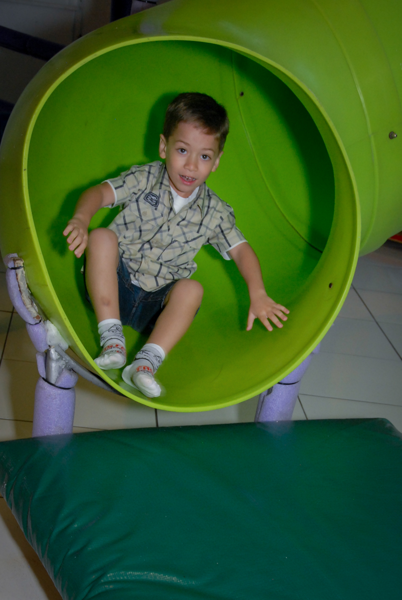 aniversariante no escorregador do brinquedão no