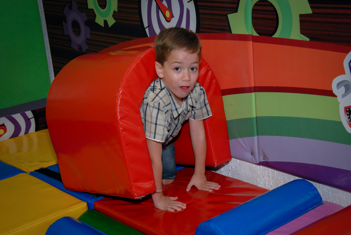 o aniversariante brinca no escorregador do brinquedão no Buffet Fábrica da Alegria, Morumbi, São Paulo