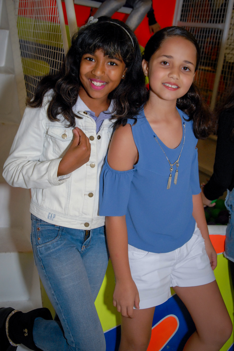 Foto da irmã do aniversariante e uma amiga na festa de aniversário do léo no Buffet Fábrica da Alegria, Morumbi, São Paulo